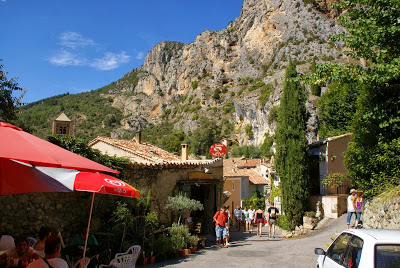 FRANCJA – PROWANSJA – MIASTECZKO MOUSTIERS-SAINTE-MARIE