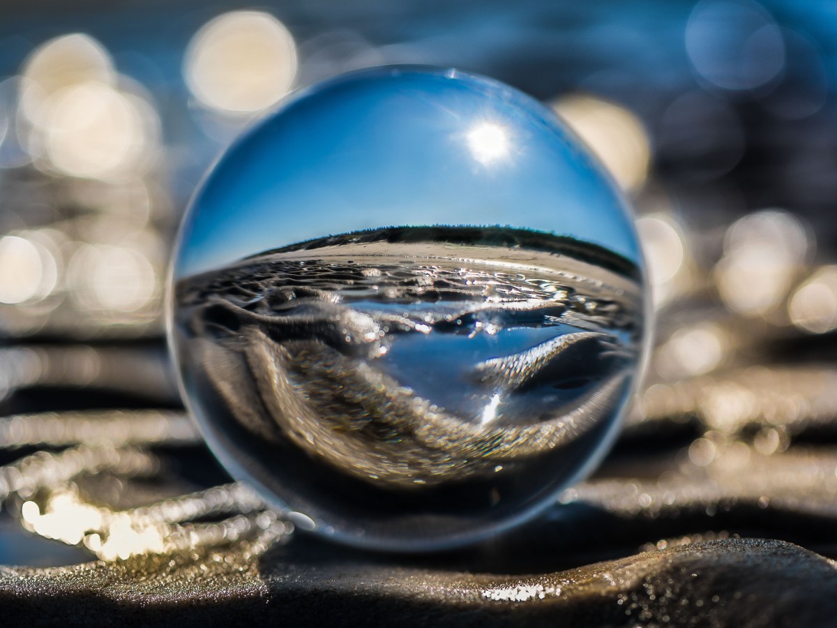 A KTO JUŻ NIE MOŻE, NIECH PĘDZI NAD&nbsp;MORZE…