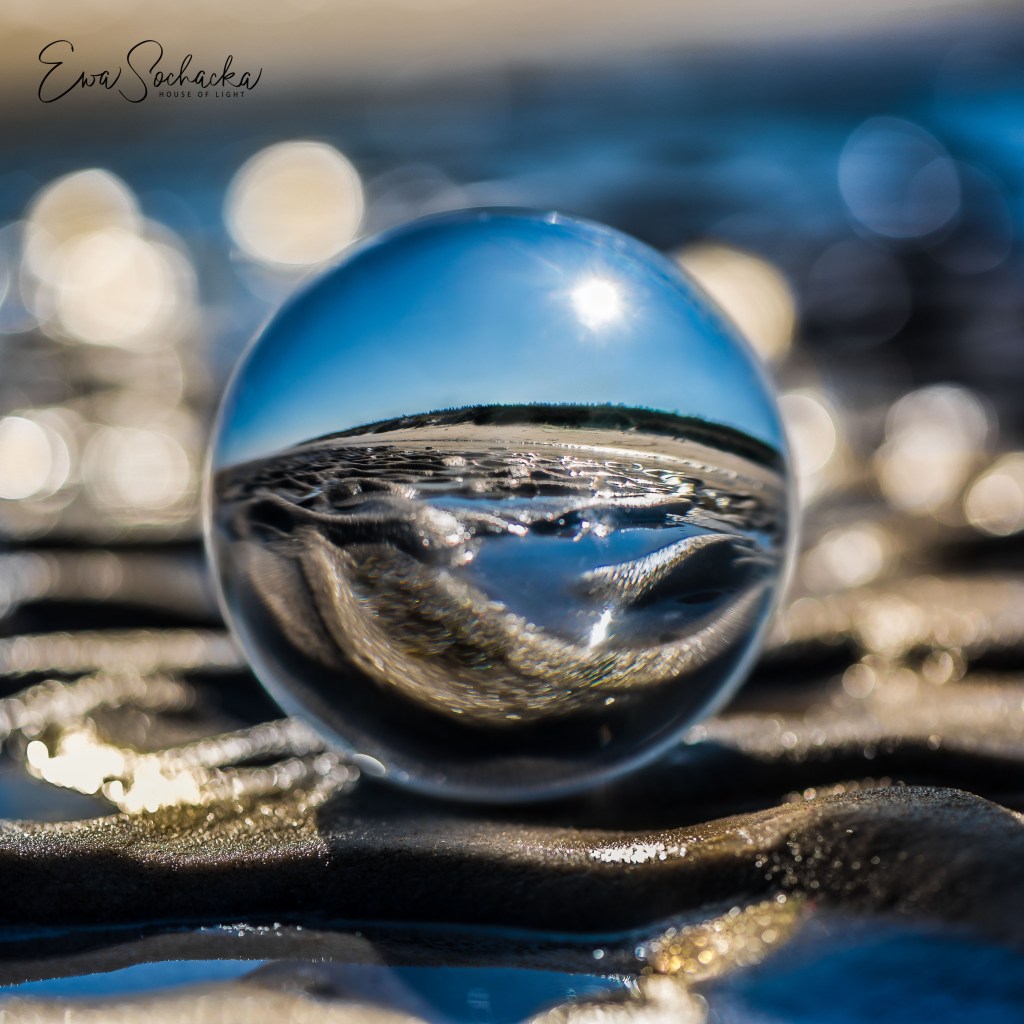 A KTO JUŻ NIE MOŻE, NIECH PĘDZI NAD&nbsp;MORZE…